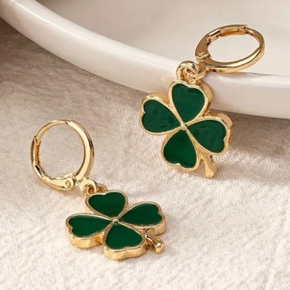 ✨Modcloth Paddy Green Shamrock Earrings - Picture 6 of 7